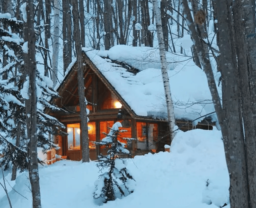Chalet chaleureux en hiver, lumières dorées